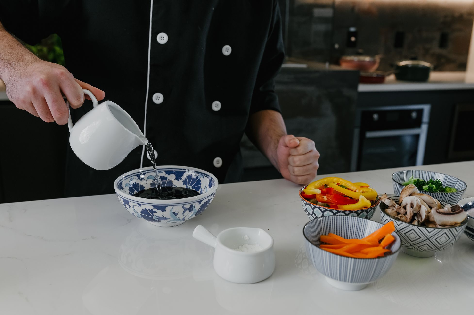 用温水冲洗油腻菜肴以去除表面多余酱汁的动作