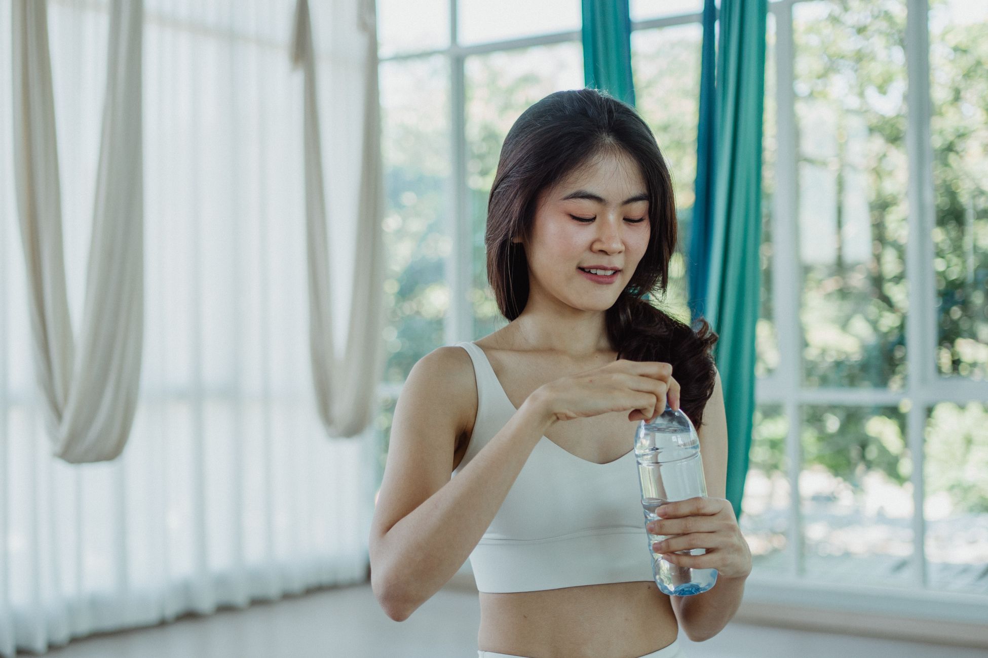 运动后女性补充水分的场景