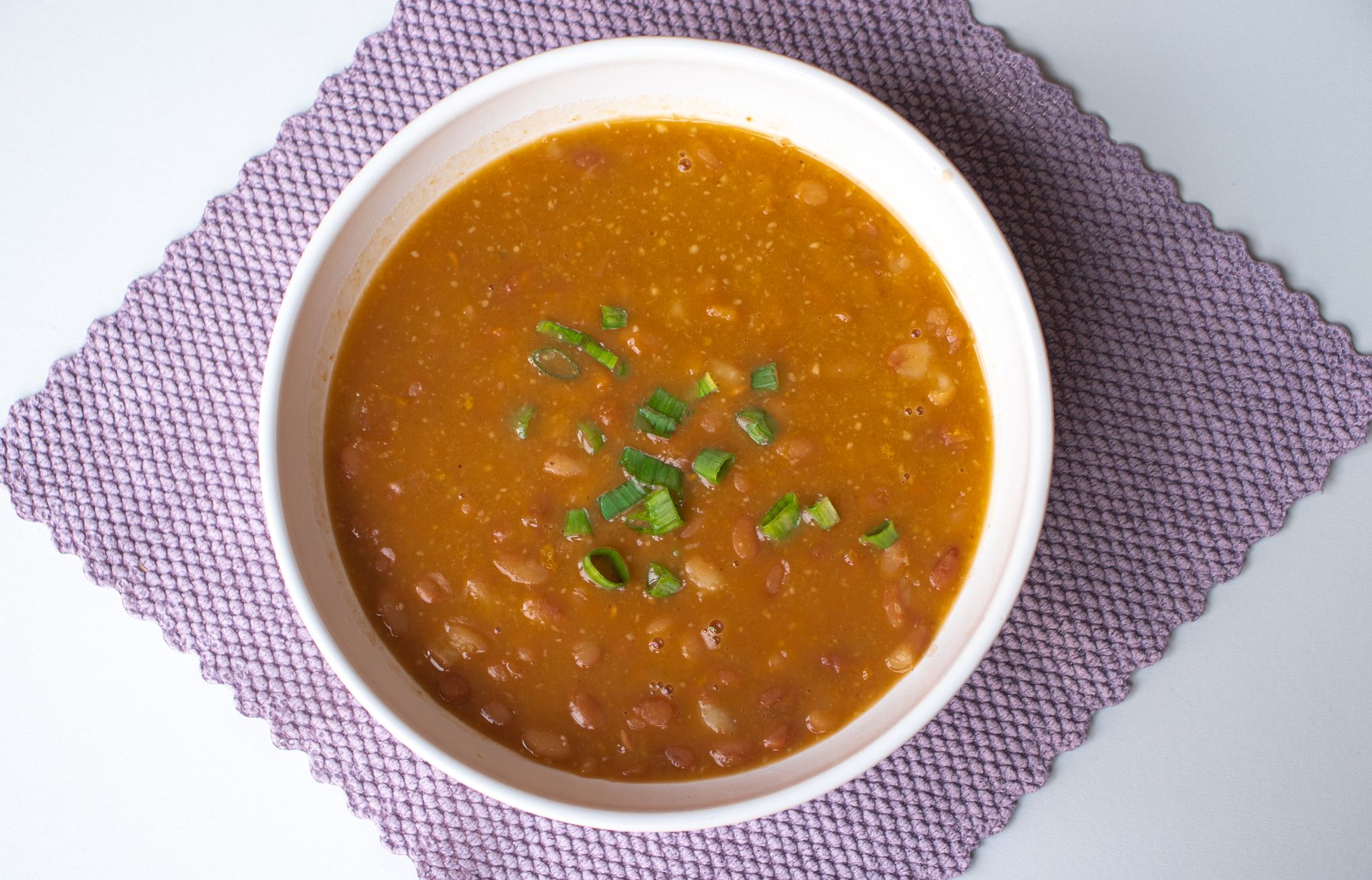 一碗煮熟的豆类和 lentils,富含钾和植物蛋白