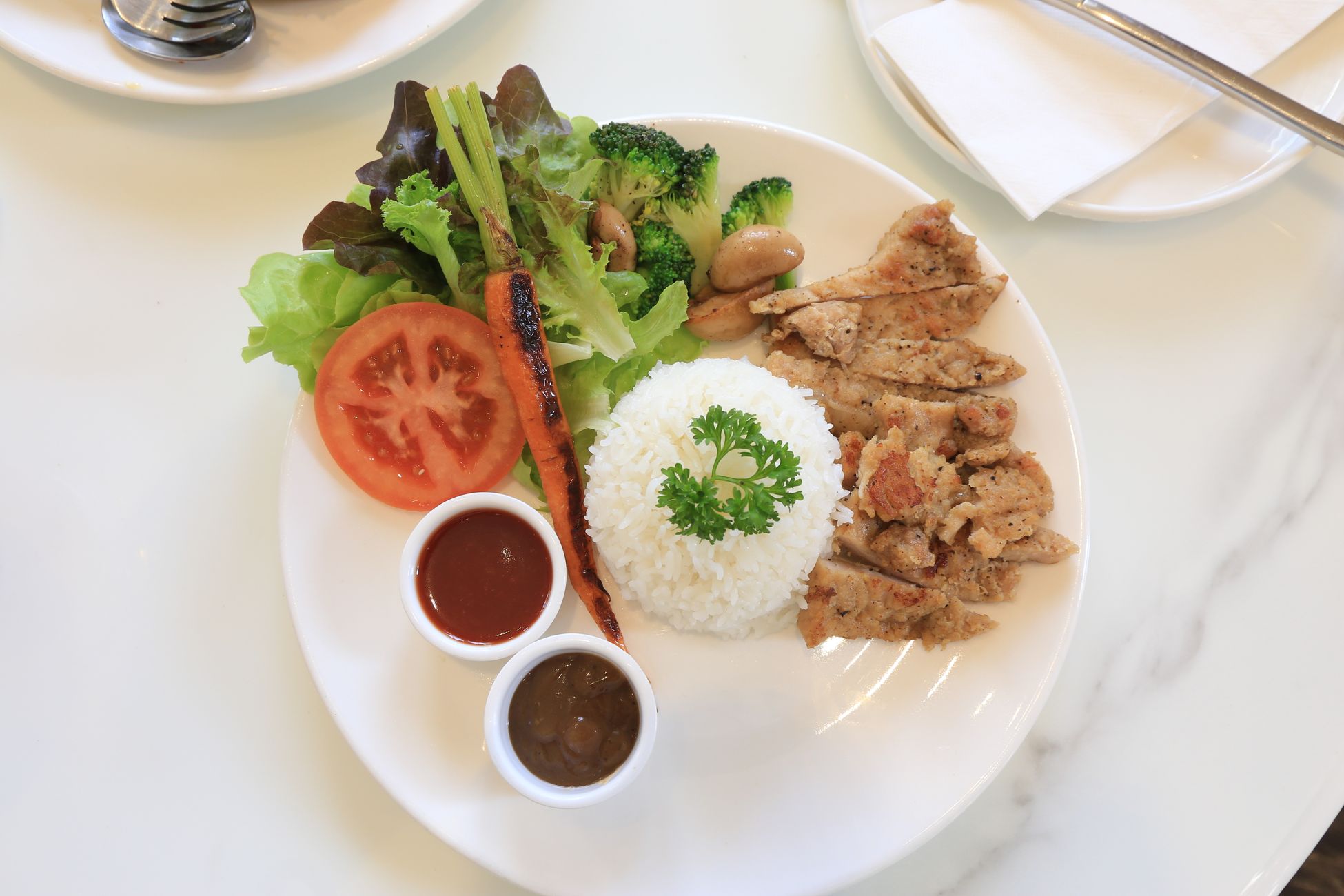 一份均衡的餐盘，包含鸡胸肉、西兰花和糙米饭