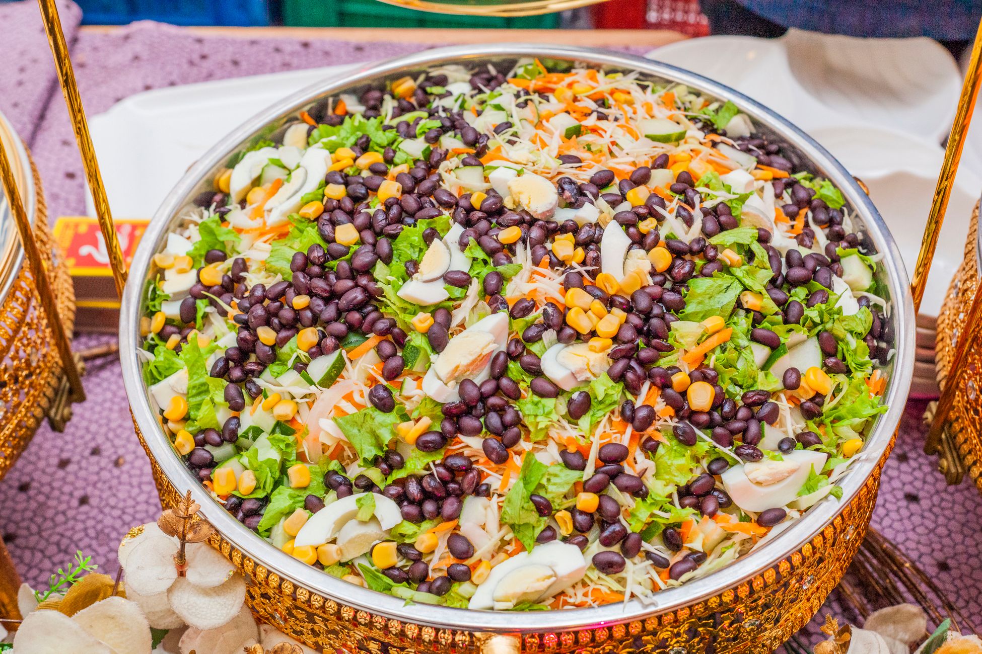一碗色彩丰富的混合豆类沙拉，包含鹰嘴豆、黑豆和红腰豆