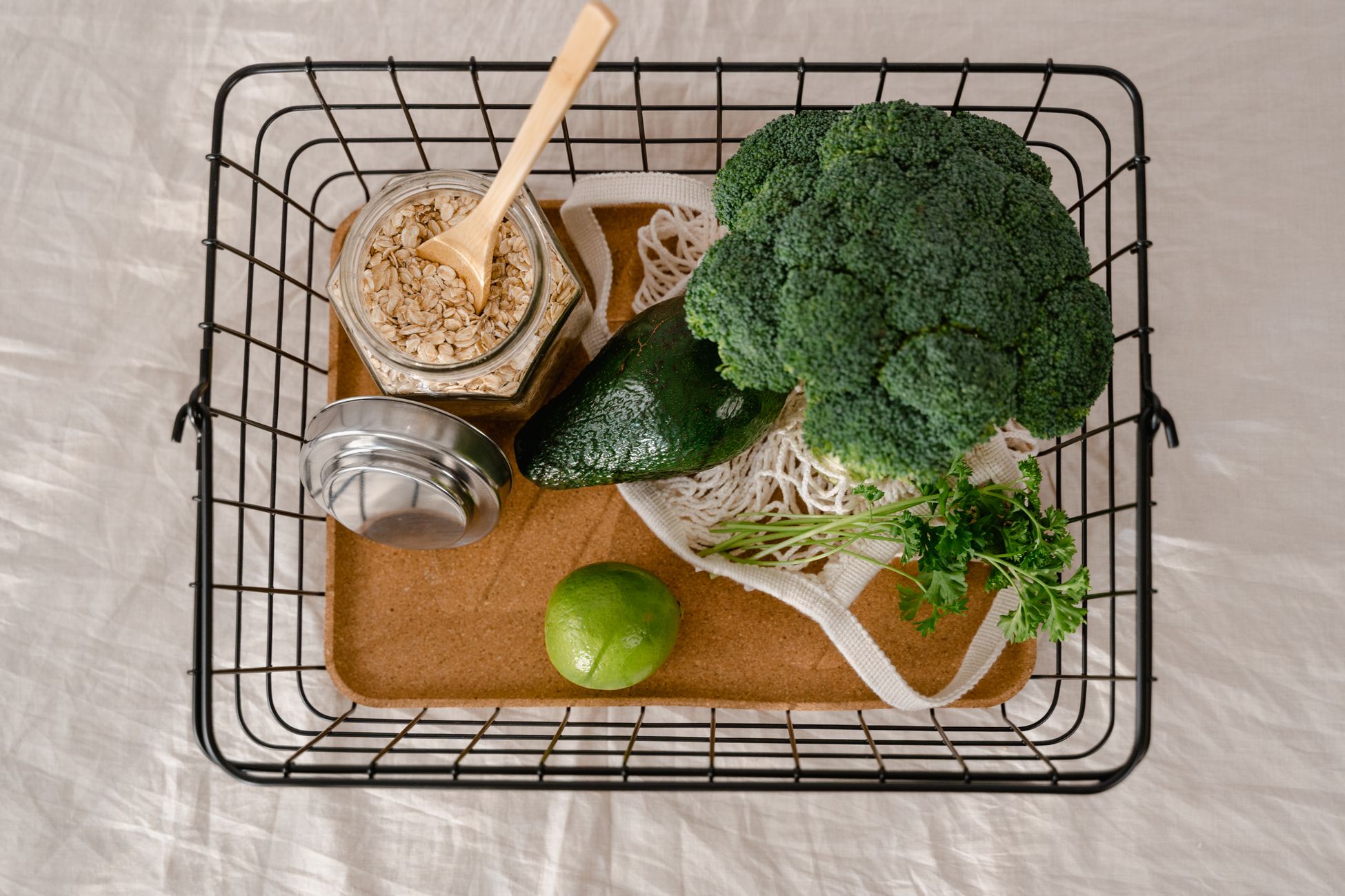 超市货架上摆放的新鲜蔬菜和全谷物食品