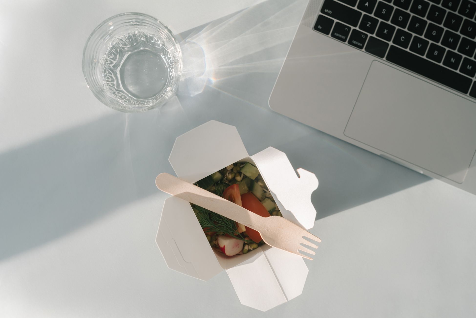 打开的外卖餐盒,内含清淡的蔬菜与豆制品搭配