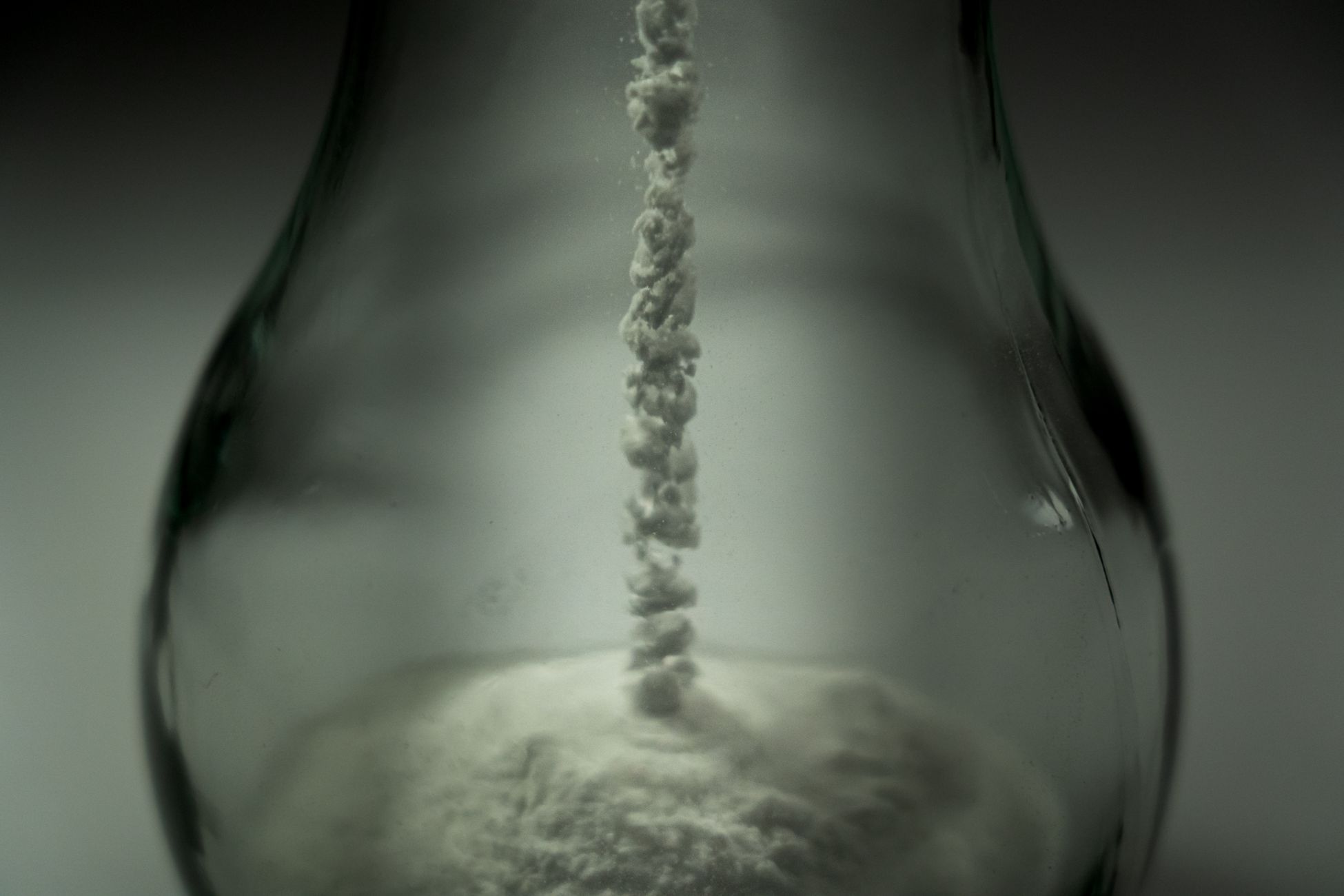 玻璃杯中蛋白粉因水温过高形成难以溶解的结块