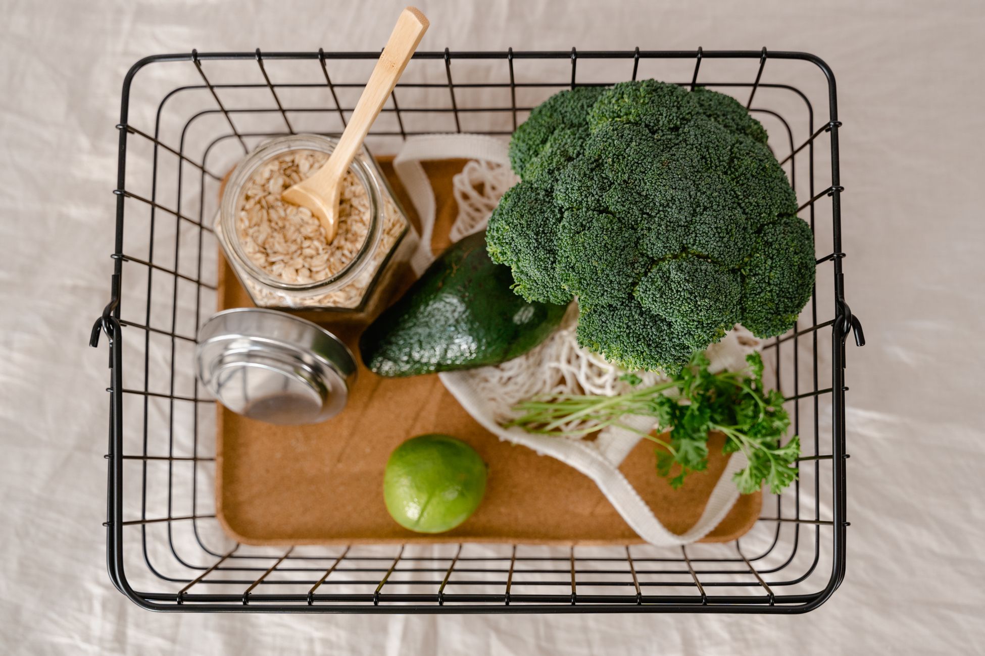 篮子里装满新鲜蔬菜和全谷物，代表基础膳食纤维来源