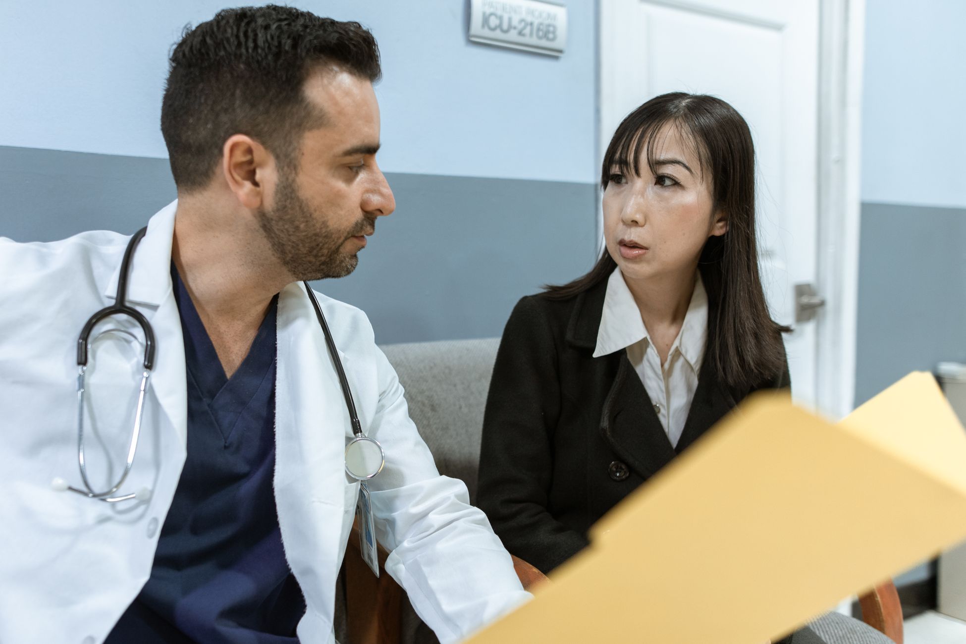 医生指着肾脏结构示意图讲解过滤功能