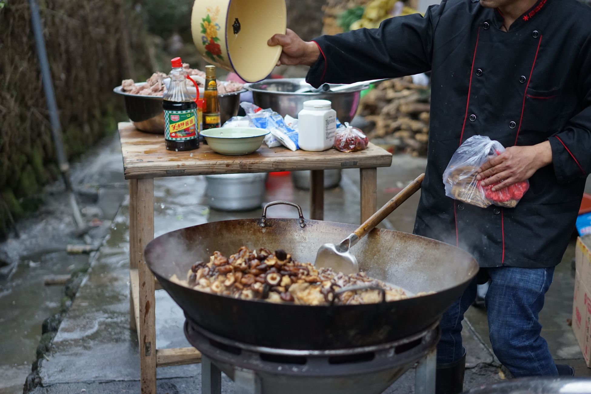 厨师在炒菜时倒入大量酱油和调味品