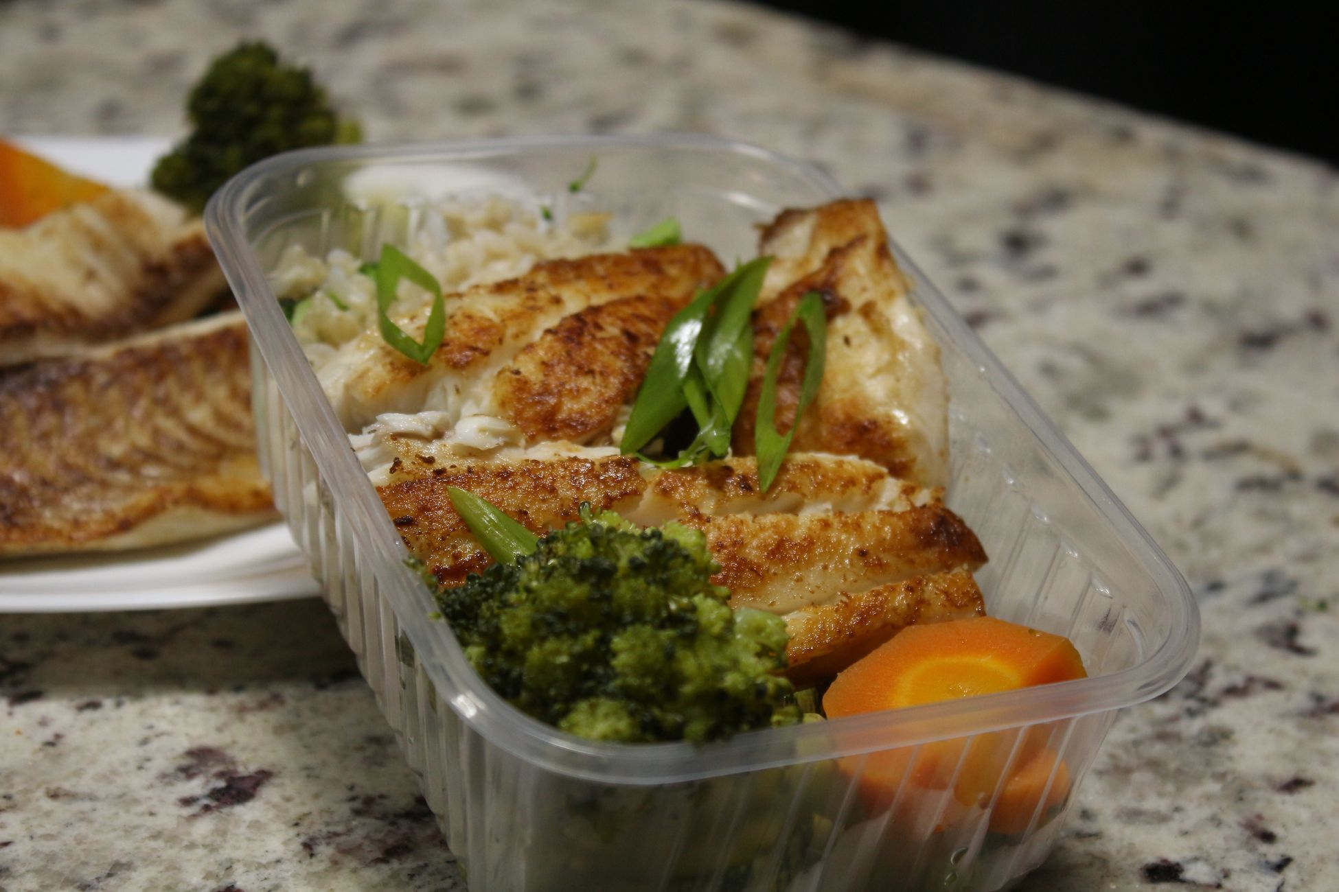 打开的外卖餐盒，里面有米饭和绿色蔬菜