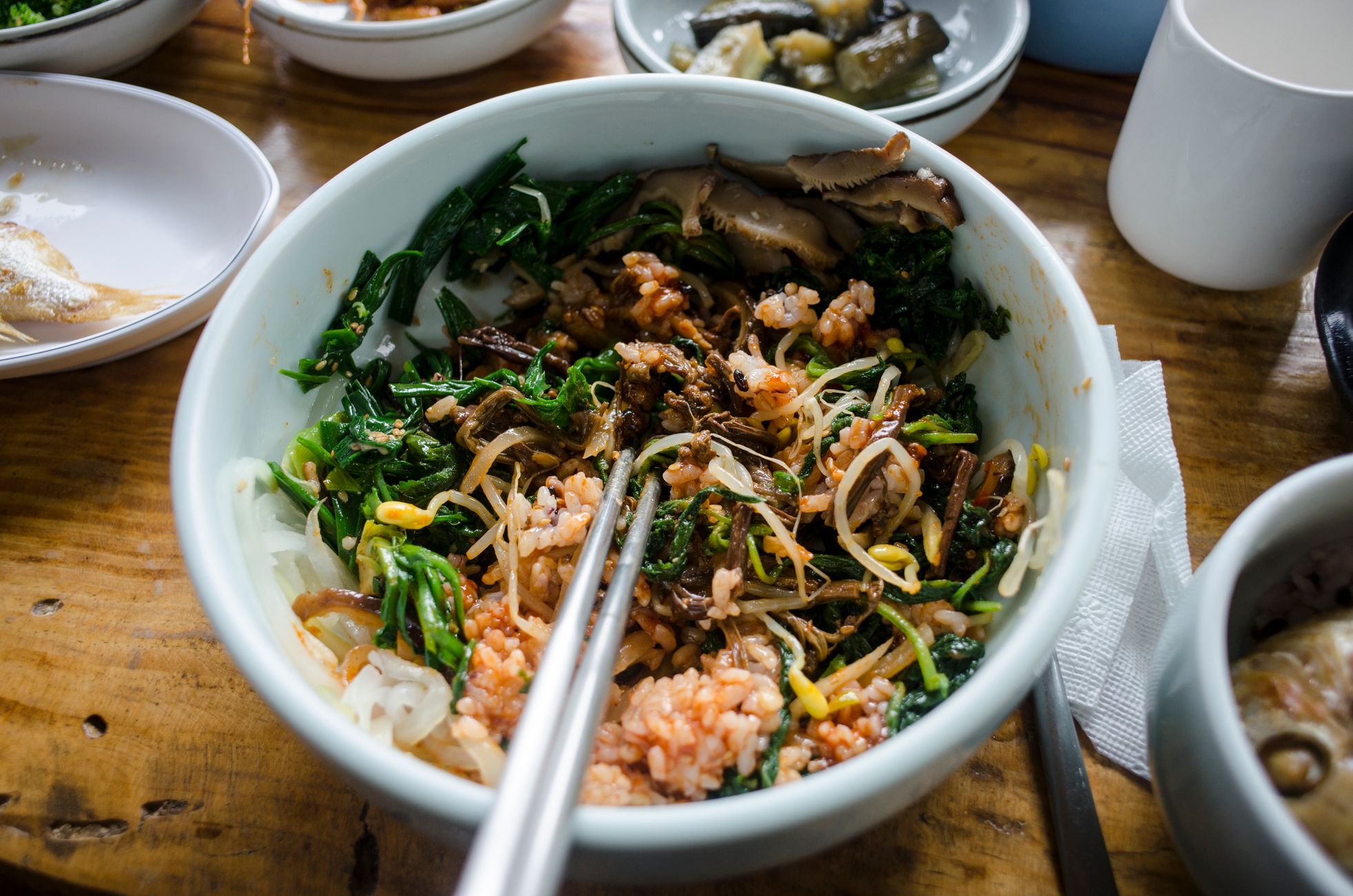 一碗糙米饭搭配豆类和香菇，高纤维组合示例