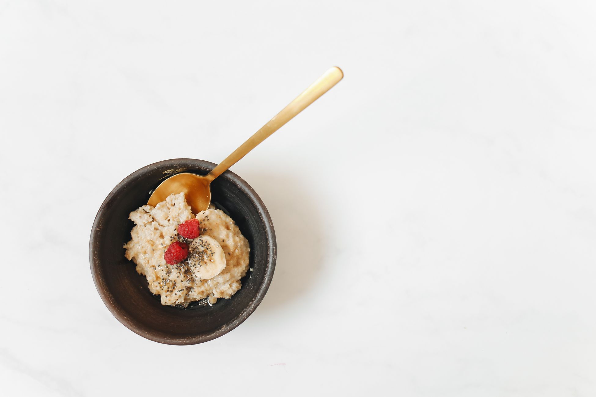 一碗撒有营养粉的燕麦粥,适合作为补充益生元的早餐载体