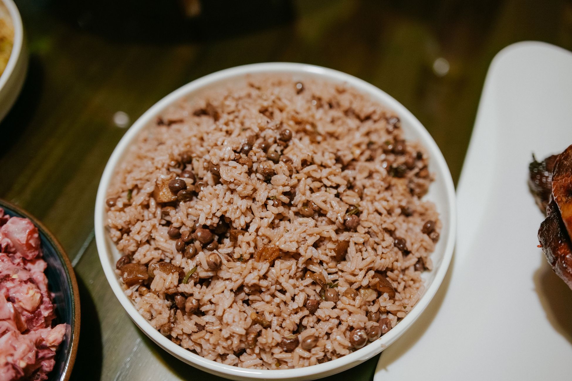 一碗煮熟的红豆搭配糙米饭,展示高纤维主食组合