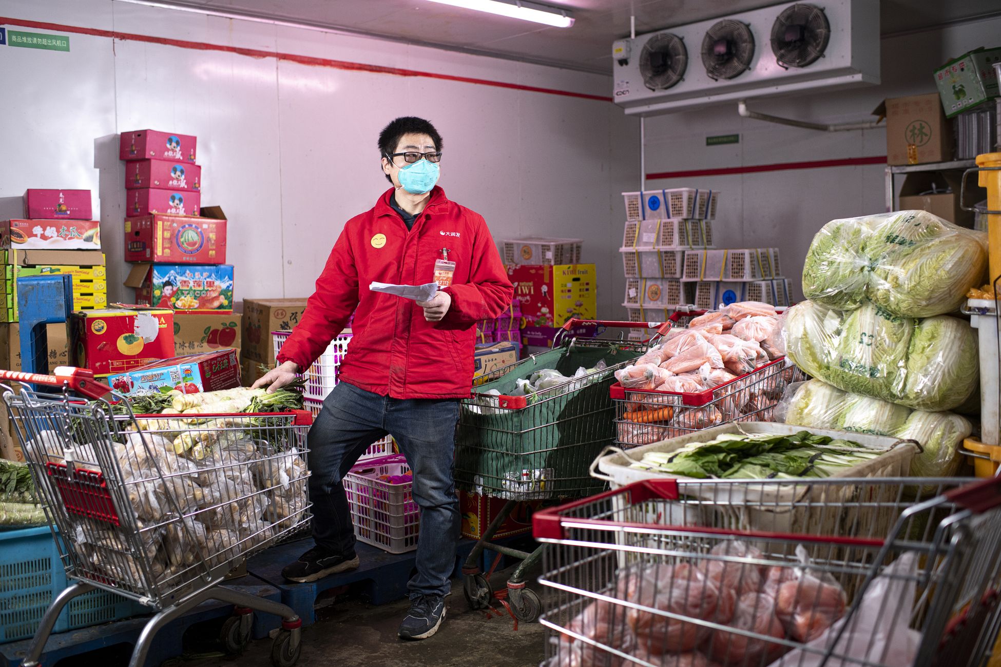 购物车里装着新鲜蔬菜和包装食品,模拟超市选购场景