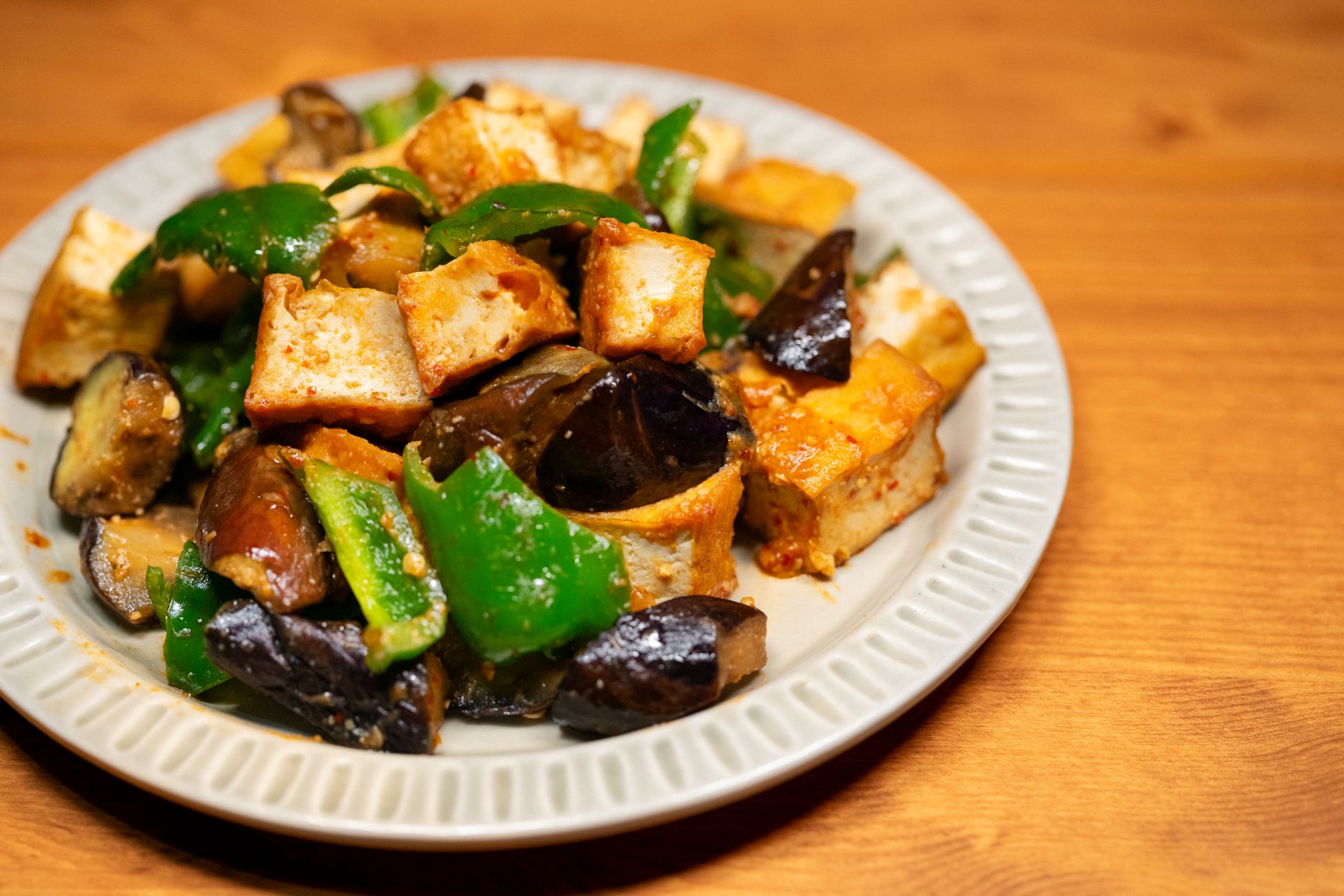 青椒炒豆干，色泽鲜亮，家常菜肴特写