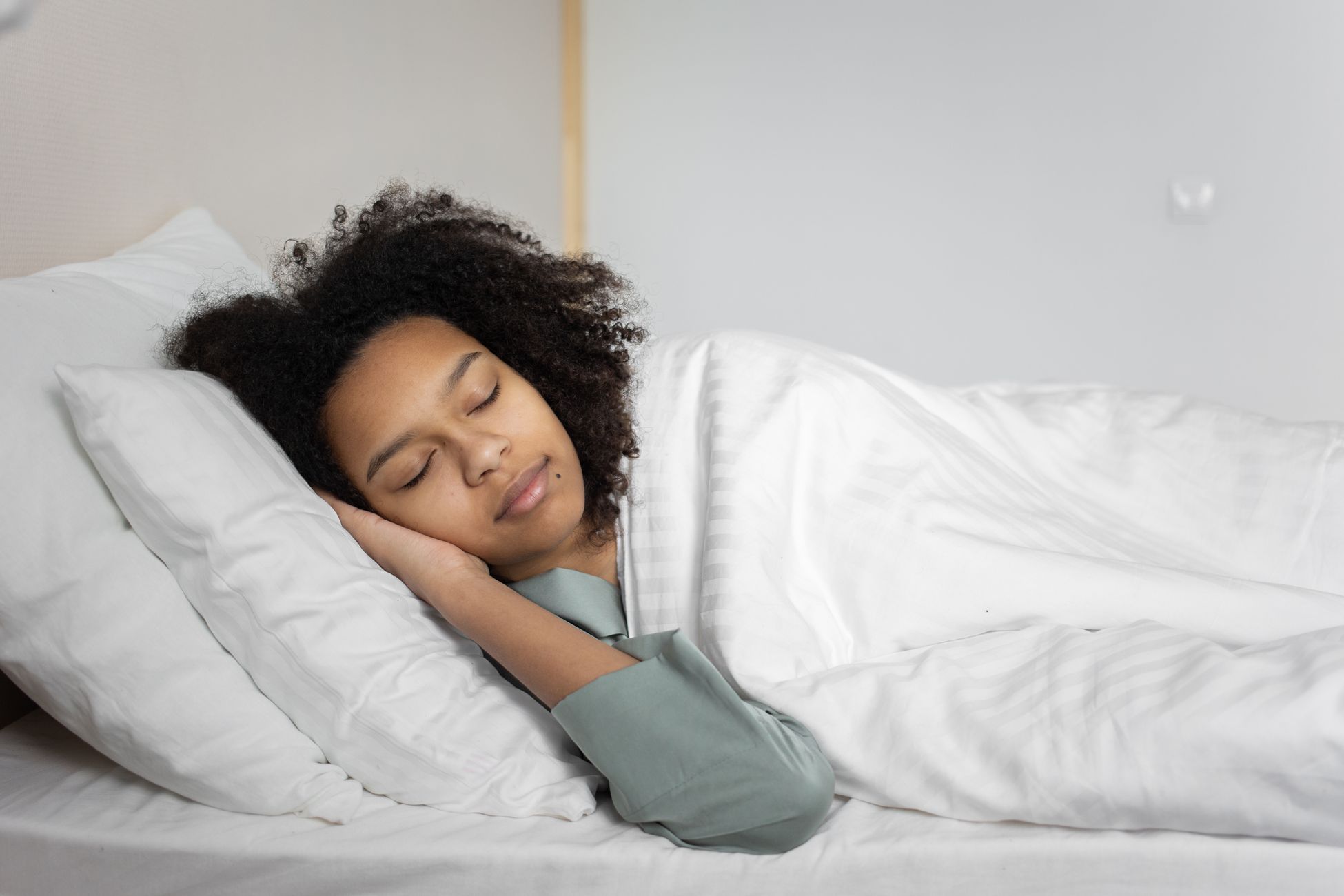 一个人在黑暗的卧室里安稳睡眠