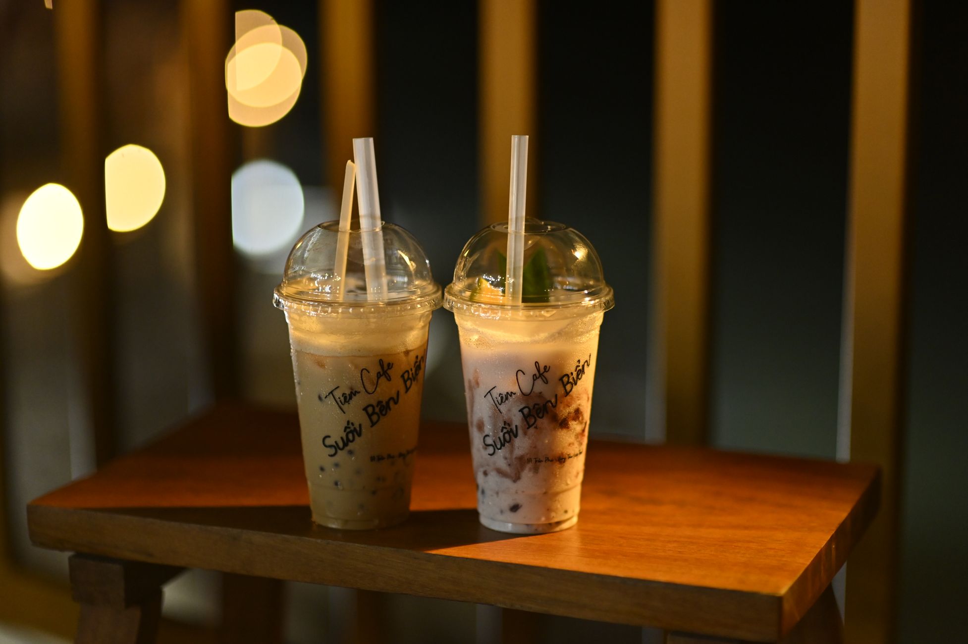 一杯珍珠奶茶放在木桌上