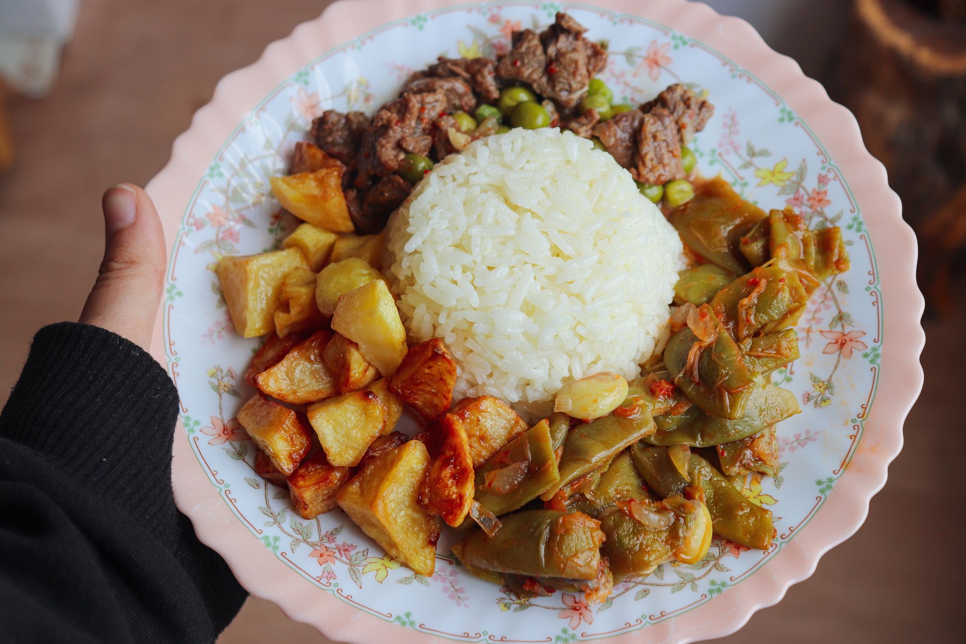 餐盘中包含米饭、蔬菜和肉类的均衡正餐
