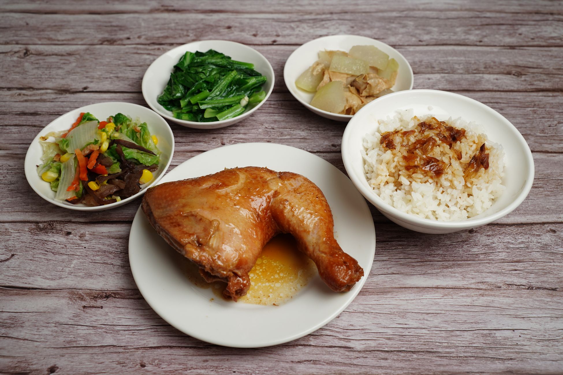 炸鸡块与蒸鸡胸肉的色泽与表面油脂对比