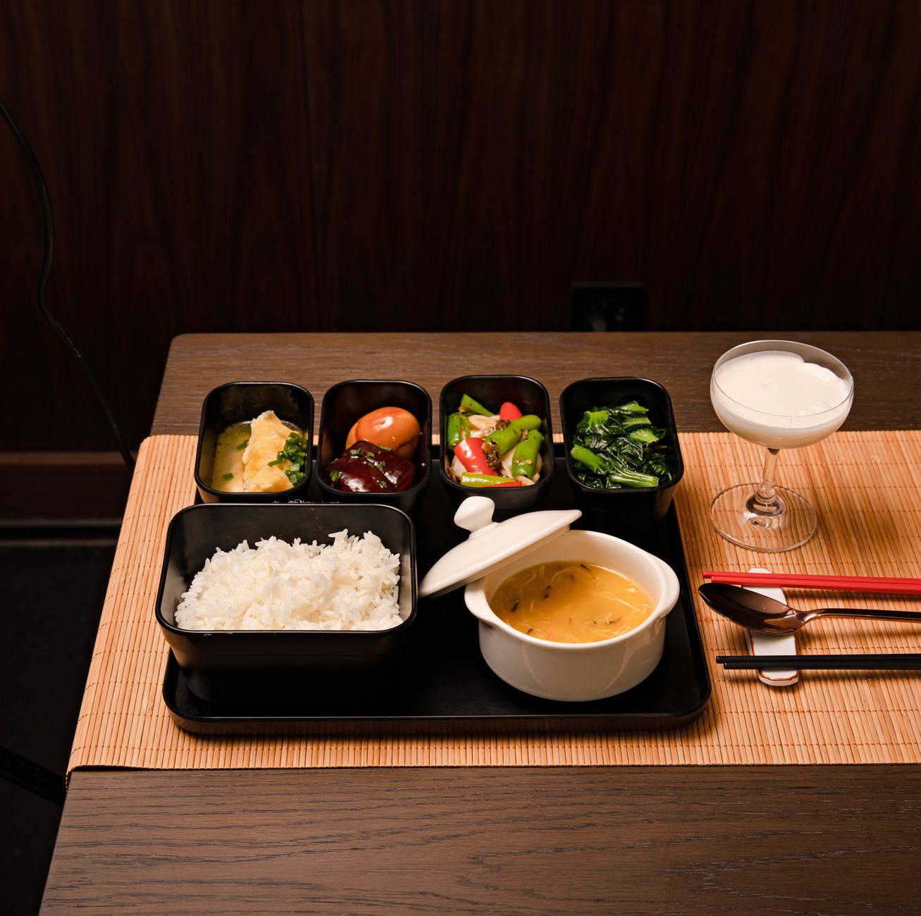 火车盒饭中的配菜与主食搭配实拍